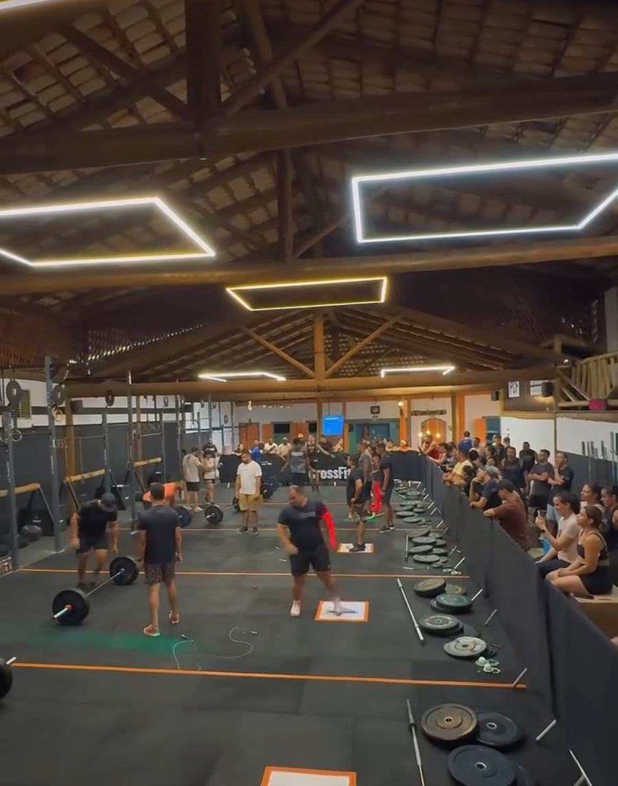 Atletas da PCF durante treino no box, acompanhados pela comunidade